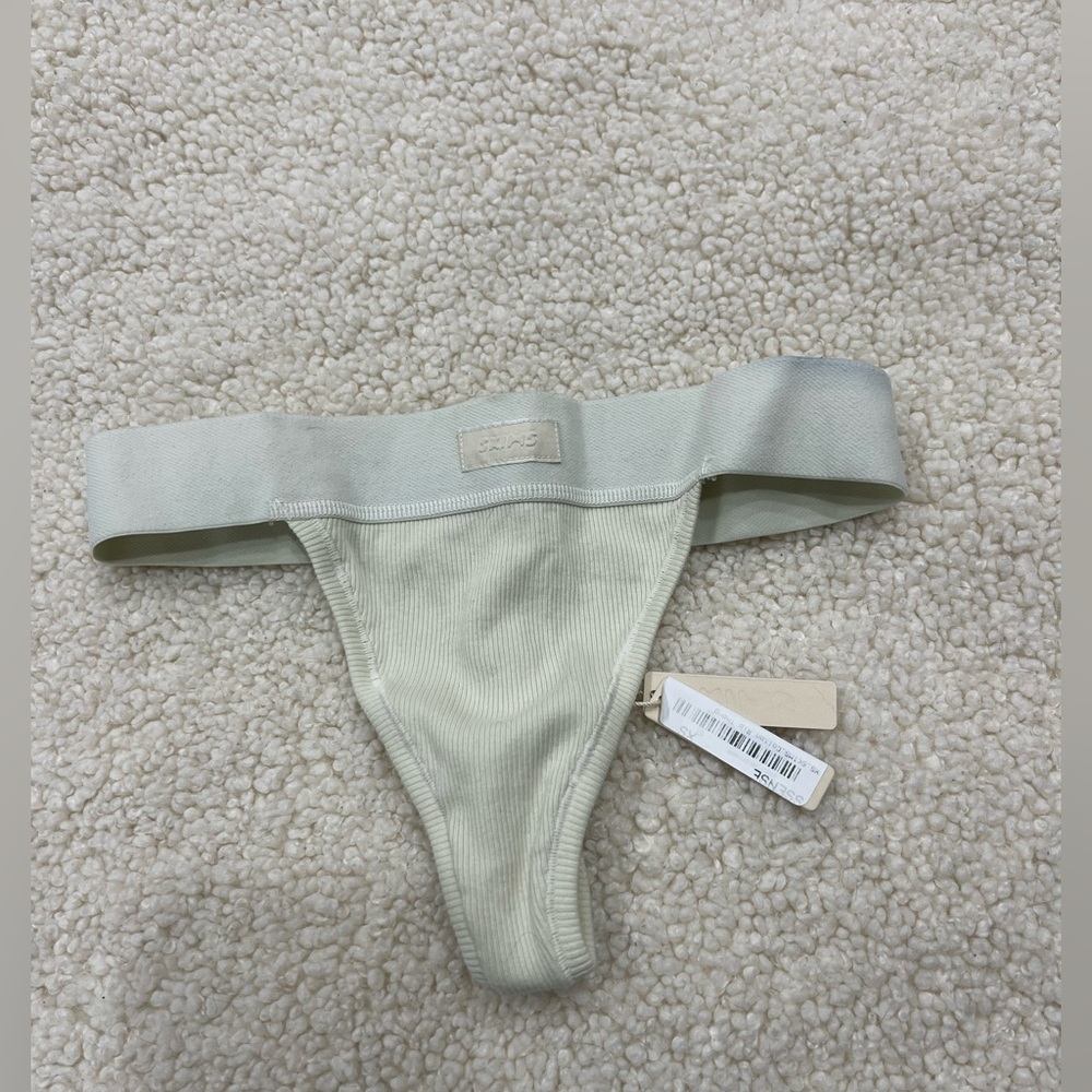 Skims Thong NWT